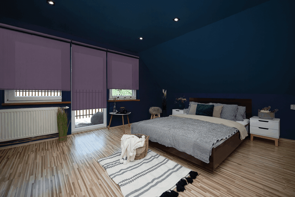 Ložnice v tmavě modrých a fialových tónech ukazující, jak barvy v interiéru ovlivňují naši náladu.