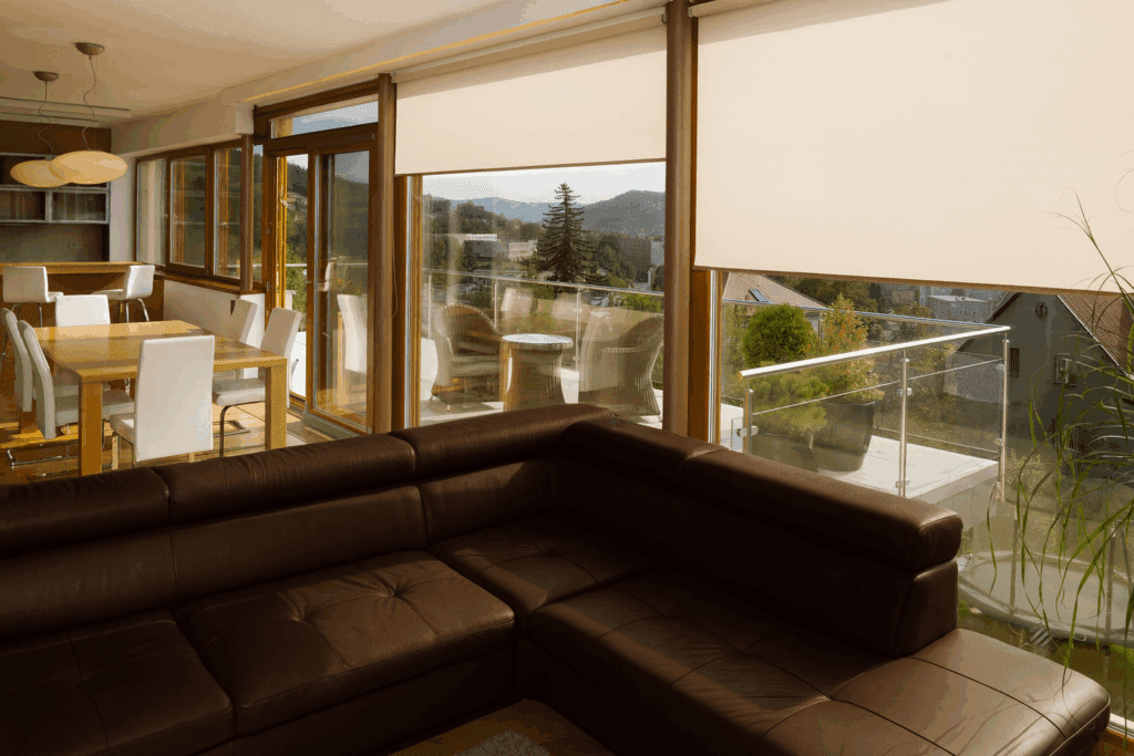 Obývací pokoj s velkými okny vybavenými interiérovými screenovými roletami pro regulaci světla.