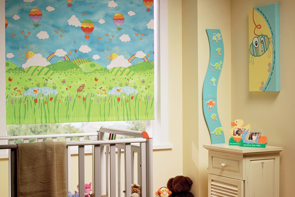 Veselá roleta s potiskem do dětského pokoje s motivem krajiny, balónů a zvířátek.