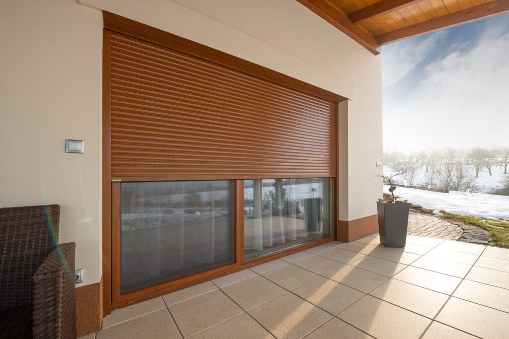 Venkovní roleta na okna v dekoru dřeva brání úniku tepla