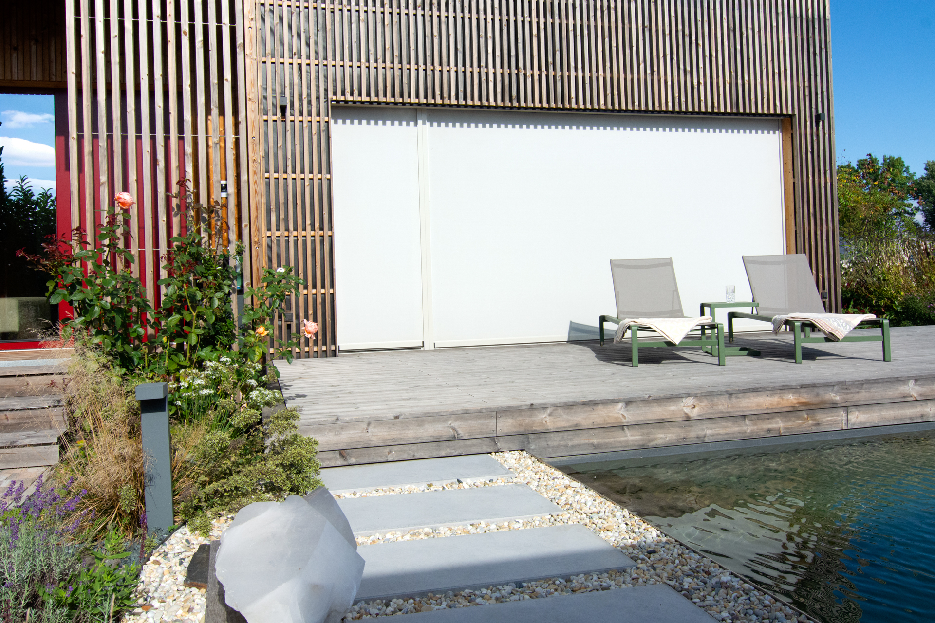 Terasa s lehátky a venkovními screenovými roletami CLIMAX – funkční a estetické stínění fasády.