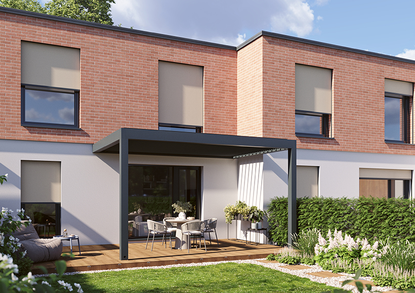 Cihlová řadovka se screenovými roletami v oknech a s hliníkovou pergolou Lamelino na terase.