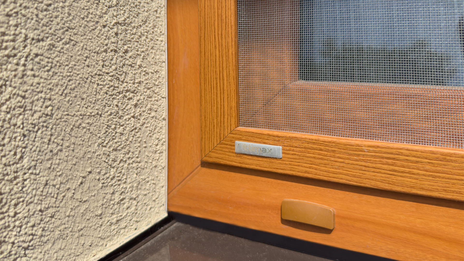 Detail sítě proti hmyzu s dekorem dřeva