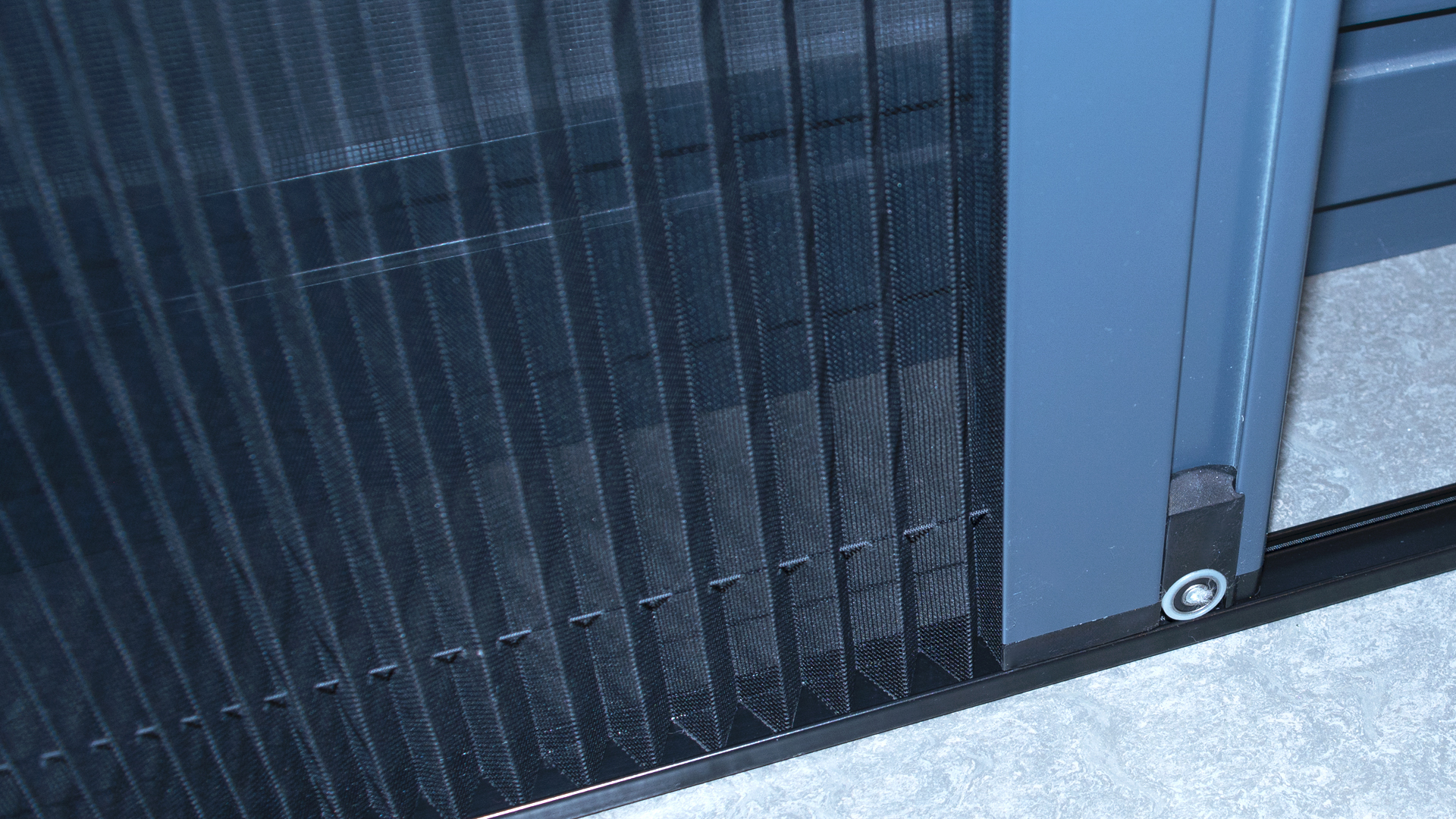 Detail plisé sítě se spodní vodicí lištou