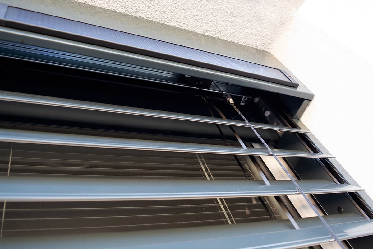 Venkovní žaluzie se sítí proti hmyzu v systému Comfort, detail konstrukčního řešení.