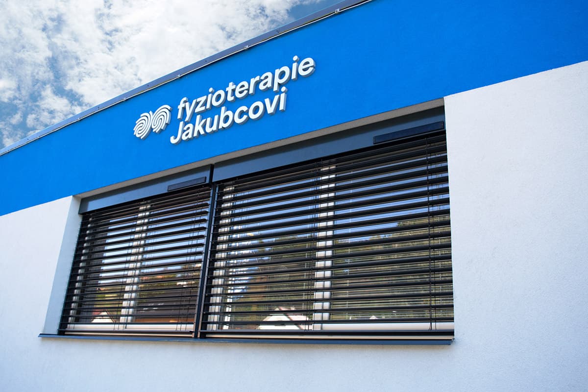 Venkovní žaluzie Comfort systém – ukázka montáže žaluzií na fasádě budovy.