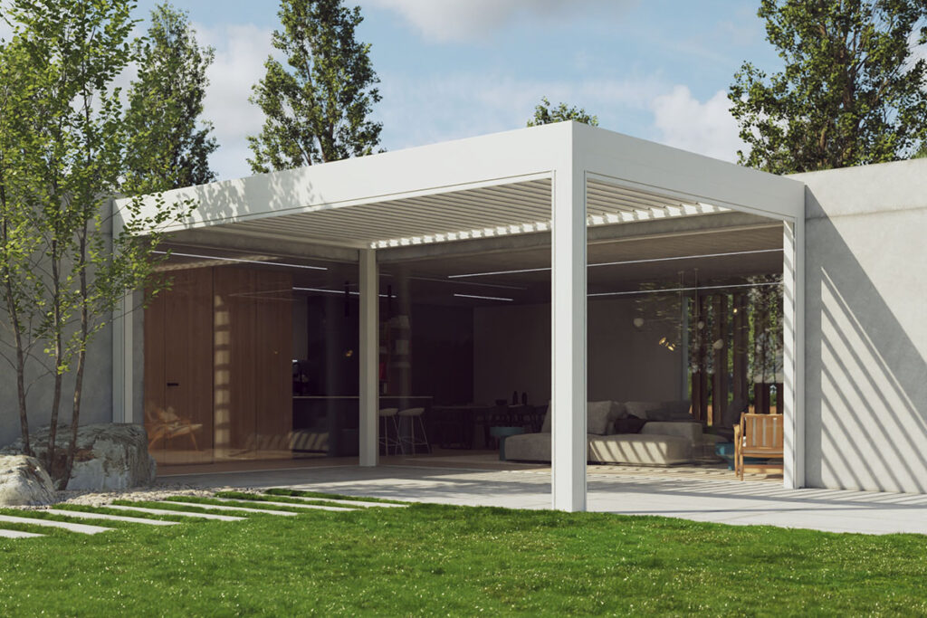 Prostorná bílá bioklimatická pergola s otevřenou prosklenou fasádou propojuje interiér moderního domu s terasou a zahradou — příprava pro instalaci bioklimatické pergoly jako rozšíření obytného prostoru.