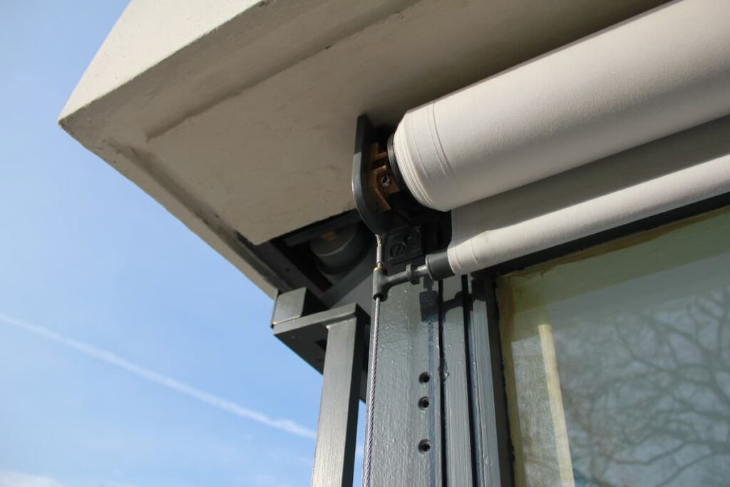 Detail navíjecího mechanismu markýzy z rekonstrukce stínění vily Tugendhat