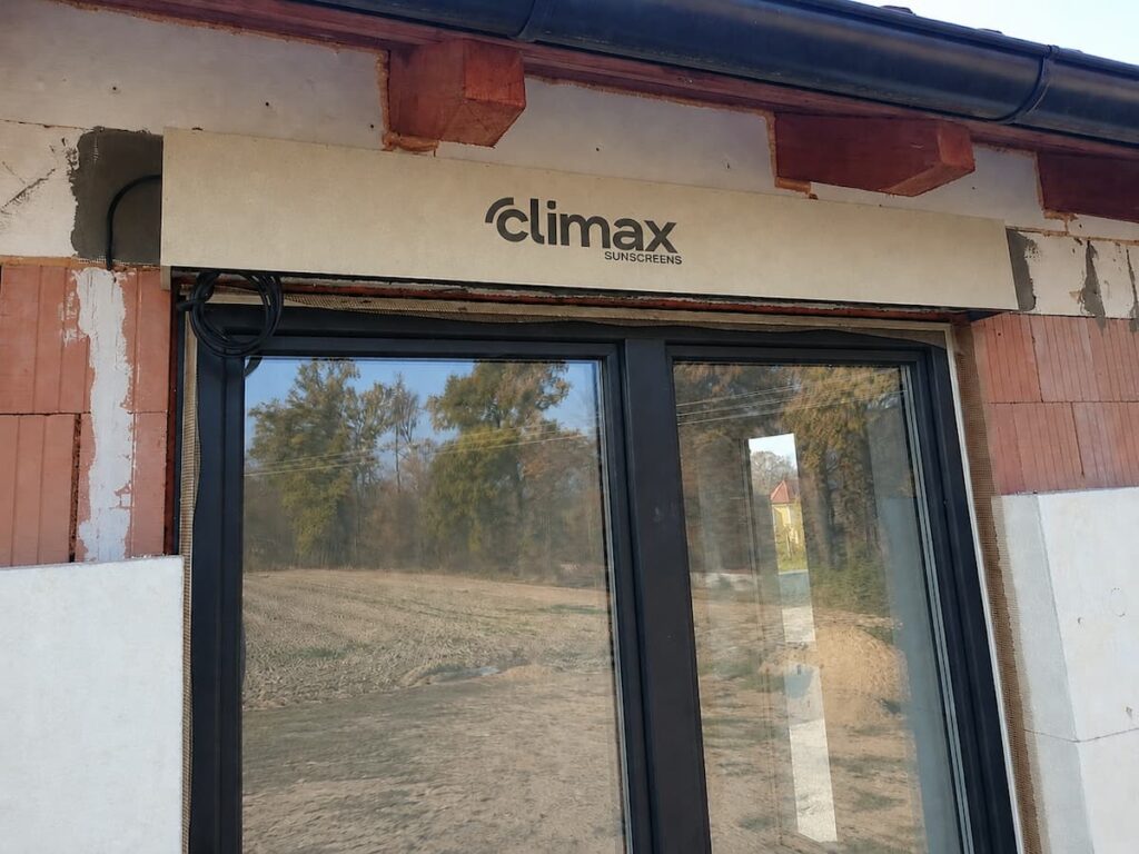 Elektroinstalace pro venkovní žaluzie – příprava boxu nad oknem s vyvedeným kabelem