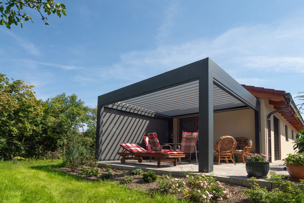 Samostatně stojící bioklimatická pergola LAMELINO na zahradě