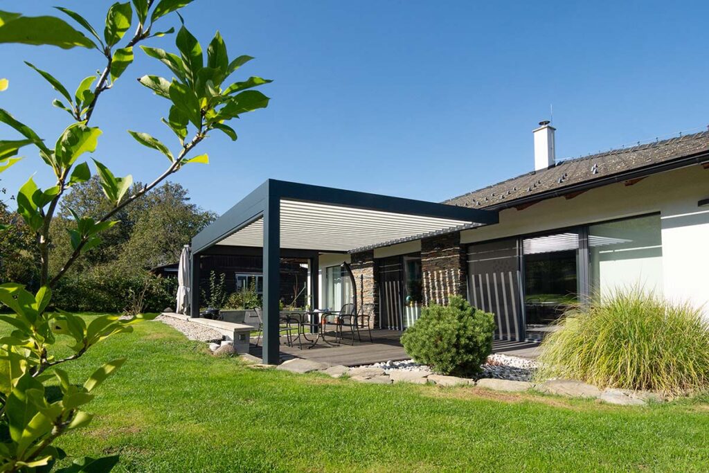 Bioklimatická pergola LAMELINO u rodinného domu – stavební povolení na pergolu
