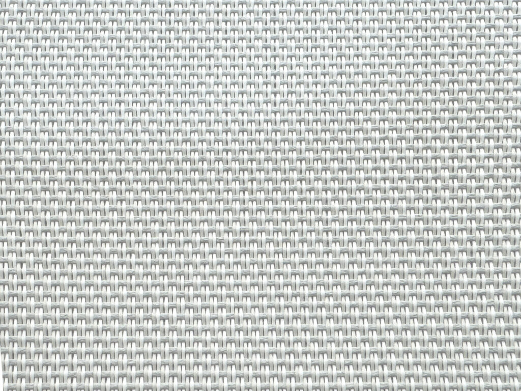 Detail tkané struktury screenové látky Soltis Veozip 7605 s výrazným proplétáním vláken.