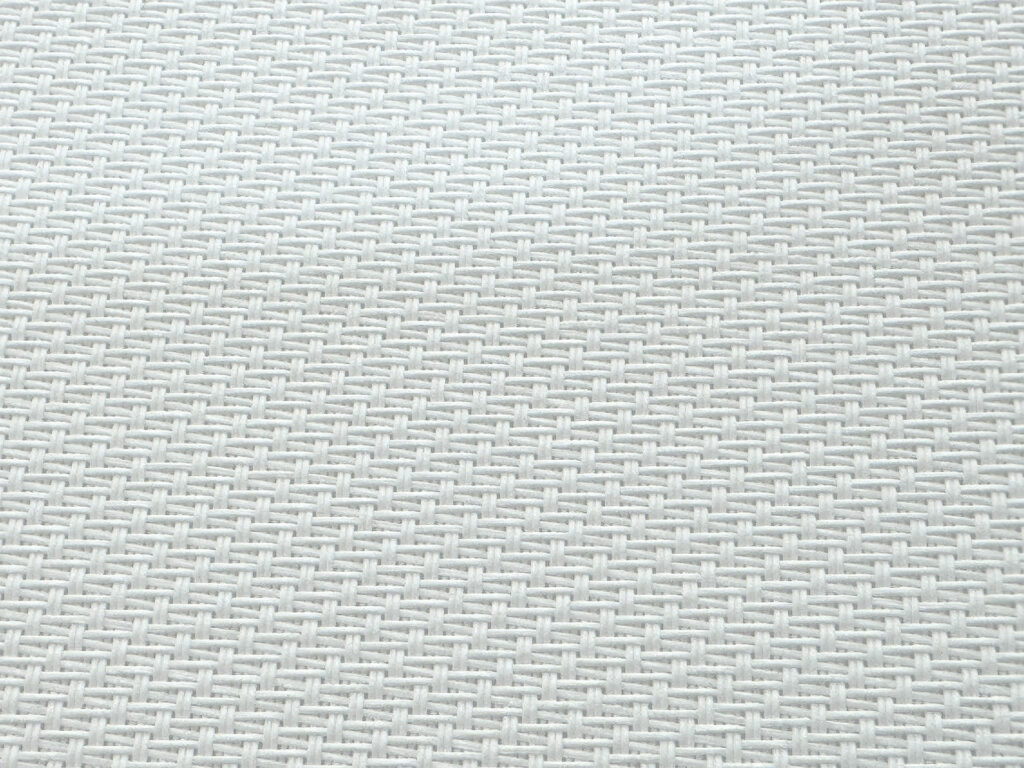 Detail pravidelné tkané struktury screenové látky Soltis 7635 ze skelných vláken s PVC.