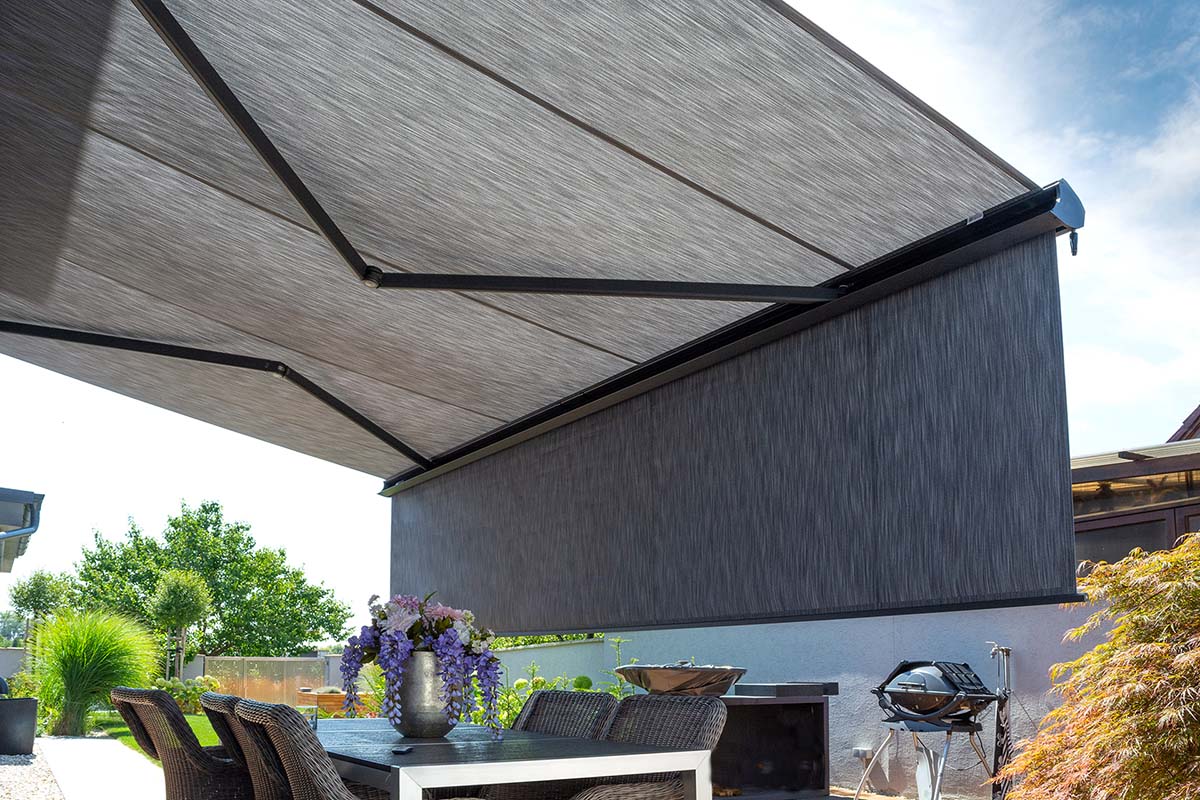 Šedá markýza s výsuvným volánem