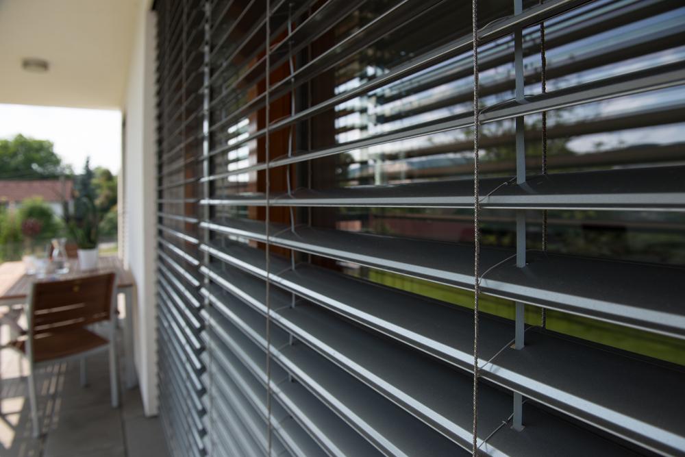 Venkovní žaluzie s otevřenými lamelami